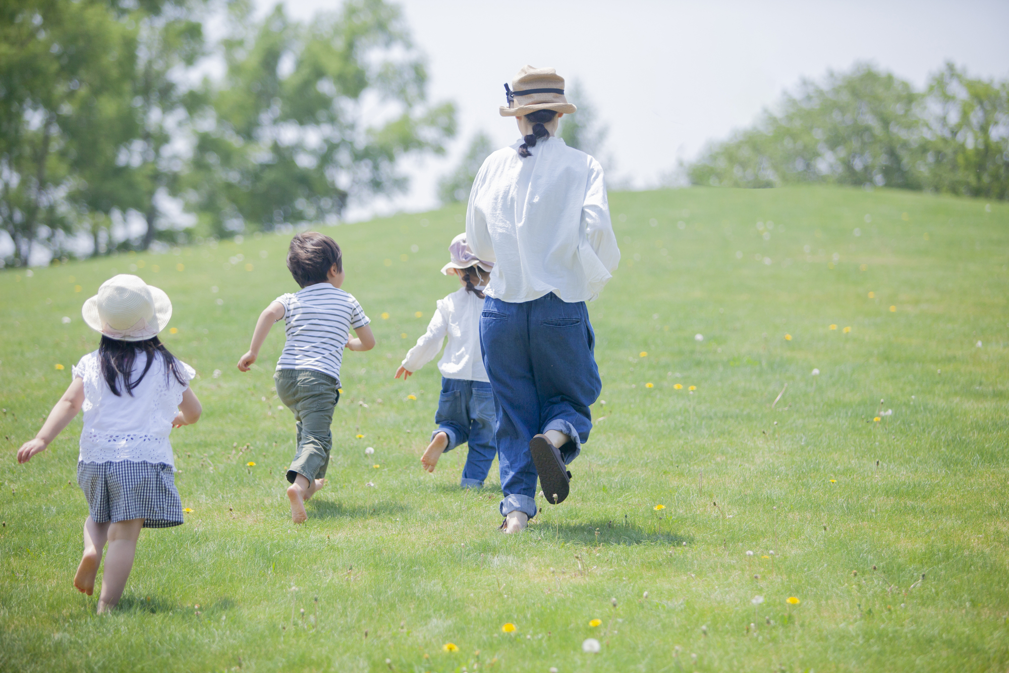 子どもたちが遊ぶ保育園のイメージ