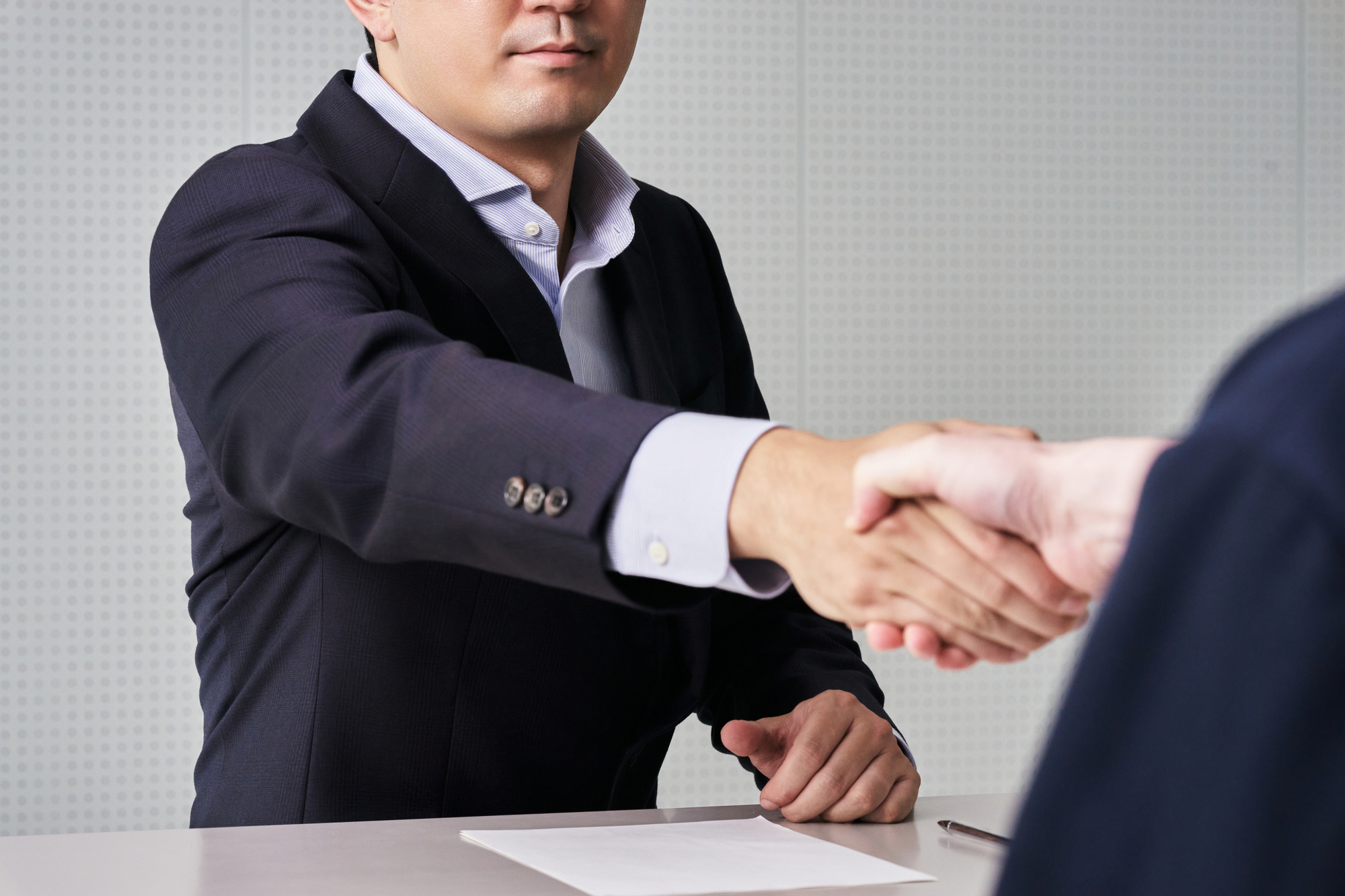 対面でのお引き合わせの場面